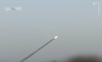 فیلم/ حملات راکتی القسام علیه مواضع دشمن در غزه