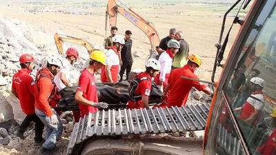 کارگران محبوس شده معدن شازند ۱۵ متر زیر آوارند