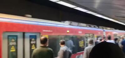 ببینید | سردرگمی مسافران با توقف حرکت مترو در خط ۴