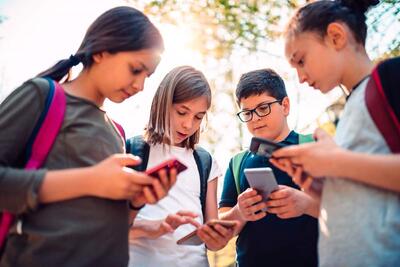فرماندار کالیفرنیا با استفاده از موبایل در مدارس موافق نیست - زومیت