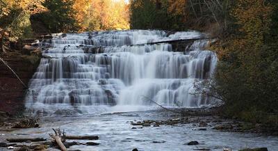 نگاهی به آبشار میشیگان و طبیعت زیبای آن در فصل های مختلف سال