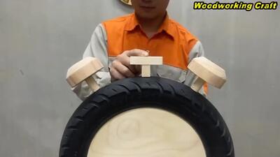 (ویدئو) فرآیند ساخت یک ساعت دیواری زیبا با لاستیک قدیمی!