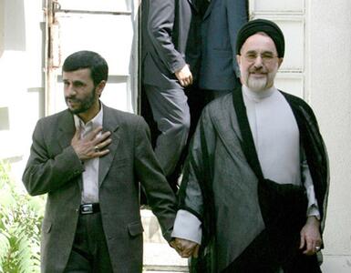 هم‌سفره شدن احمدی‌نژاد و خاتمی در یک مراسم