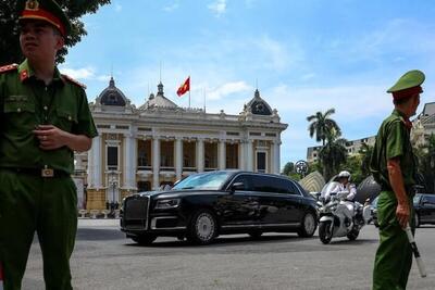 (ویدئو) عکس یادگاری نیروهای امنیتی ویتنام با خودروی پوتین