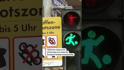 (ویدئو) چراغ‌های راهنمایی در فرانکفورت به عابرین کارت قرمز نشان می‌دهند