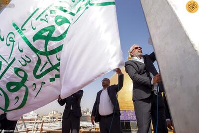 (تصاویر) برافراشتن پرچم غدیر در حرم امام علی(ع)