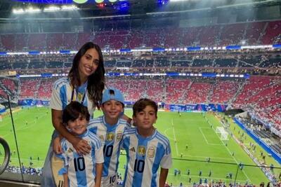 عکس؛ حضور همسر و بچه‌های مسی در ورزشگاه برای اولین بازی آرژانتین