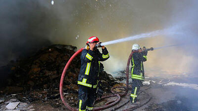 ببینید | اطفای حریق و مهار آتش‌سوزی در برج اداری مونا جزیره کیش