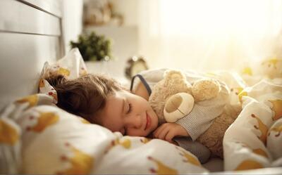بررسی مشکلات کم خوابی کودکان از نگاه طب سنتی (فیلم)