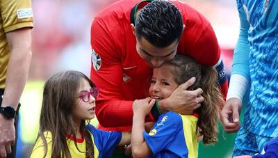 رونالدو، ستاره ای مهربان؛ لبخند بر لب کودکان در دیدار پرتغال و ترکیه (+عکس)