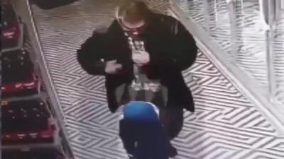 حمله وحشیانه یک مرد به کودک خردسال با مشت؛ مجازات جانانه وسط سوپر مارکت (فیلم)
