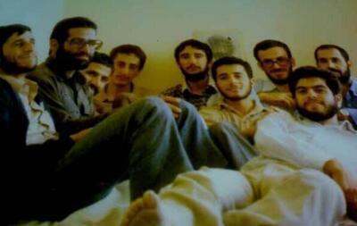 عکس قدیمی از دورهمی احمدی نژاد با دوستانش در خوابگاه | اقتصاد24