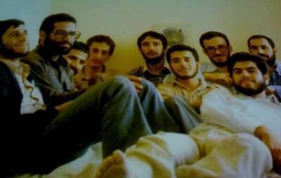 تیپ عجیب محمود احمدی نژاد با دوستانش در خوابگاه دانشجویان