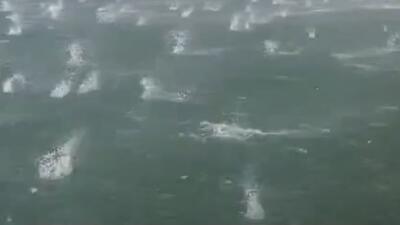 تصاویری دیدنی از بارش تگرگ روی دریا | اندازه دانه های تگرگ را ببینید + ویدئو