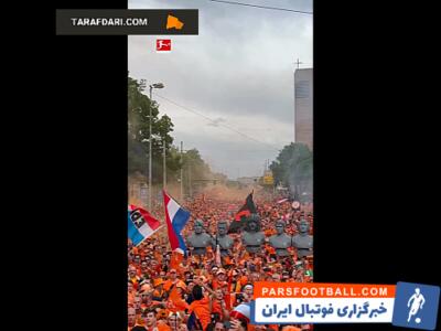 شور و هیجان هواداران تیم ملی هلند در خیابان های آلمان / فیلم - پارس فوتبال | خبرگزاری فوتبال ایران | ParsFootball