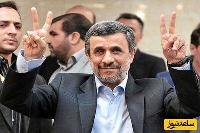 بازگشت محمود احمدی نژاد با تیپی جوان پسند به روال قبل از ثبت نام در انتخابات ریاست جمهوری؛ حضور در جایگاهش، درست شده با درِ حیاط و روکش مخده های قرمز رنگ+عکس