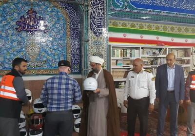 اهدای کلاه ایمنی به موتورسواران روستاهای خاوران - تسنیم