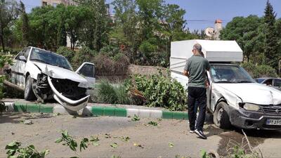 حادثه تصادف در مشهد منجر به قطع درخت شد + تصاویر