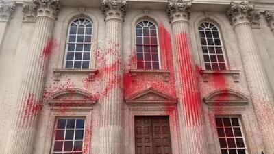 تخریب نمای دانشگاه کمبریج با اسپری رنگ