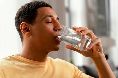 مواقعی که نوشیدن آب برای بدن ضرر دارد
