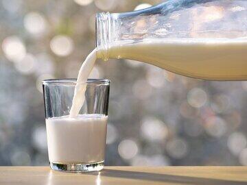 به این ۸ دلیل روزی یک لیوان شیر بخورید - عصر خبر