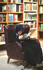 عکس جالب از یک خانم مسن رشتی در کافه کتاب