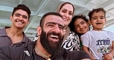 عکس خانوادگی هادی چوپان با یک ژست خوشحال