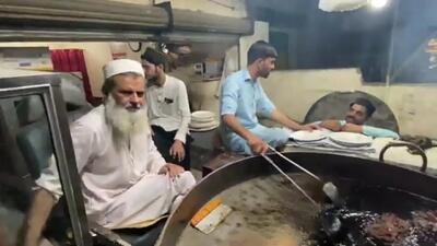 (ویدئو) غذای خیابانی در پاکستان؛ این آشپز روزانه 30 کیلو چاپلی کباب می فروشد