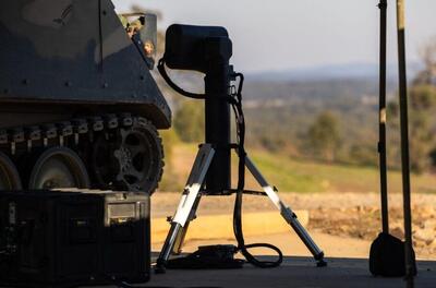 (تصاویر) قدرتمندترین سلاح لیزری قابل‌حمل با قابلیت شلیک به یک سکه از فاصله هزار متری