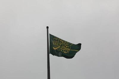 برافراشته شدن پرچم بزرگ علی ولی‌الله در بزرگراه امام علی
