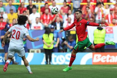 ببینید | واکنش جالب یک دختربچه به همراهی با کریستیانو رونالدو در مراسم آغازین بازی پرتغال با ترکیه