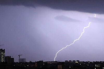 ببینید | لحظه وقوع رعد و برق سهمگین در آسمان تهران