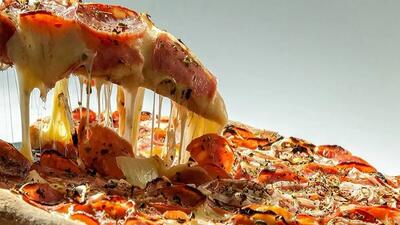 ببینید | اقدام عجیب یک آشپز در پخت پیتزا با مورچه!