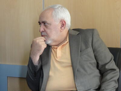 عکس | پیراهن خیس جواد ظریف در ستاد انتخاباتی پزشکیان