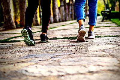 پیاده‌روی می‌تواند درمانی قدرتمند برای کمردرد باشد - زومیت