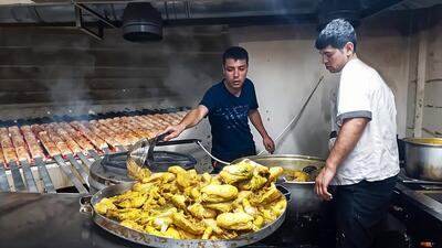 غذای خیابانی در ایران؛ زرشک پلویی که می‌خرید به این شکل تهیه می‌شود (فیلم)