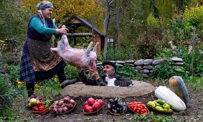 پخت بره کامل در تنور زیر زمینی توسط زوج مسن روستایی آذربایجانی (فیلم)