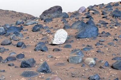 کشف یک تخته‌سنگ سفید عجیب‌وغریب در مریخ!