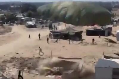 ببینید / سقوط جعبه کمک‌های بشردوستانه در نوار غزه بر روی چادر آوارگان