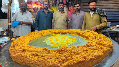 (ویدئو) غذای خیابانی در پاکستان؛ پخت املت غول پیکر هندی با تخم مرغ