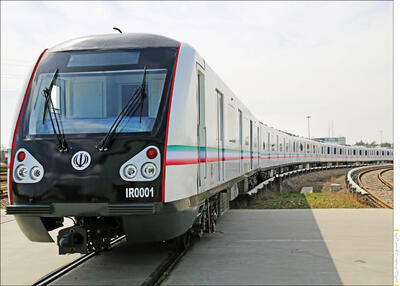 قطار ملی روی ریل متروی تهران می‌تازد