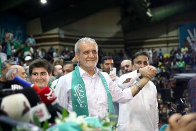 شعار «یاحسین، میرحسین» جمعیت در تجمع هواداران مسعود پزشکیان در ورزشگاه شیرودی/ ویدئو