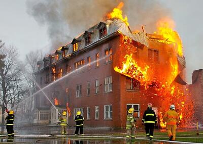 ببینید | اولین تصاویر از آتش‌سوزی ساختمان در مسکو