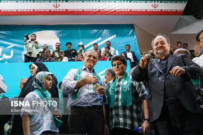 تصاویری از ژست ویژه مسعود پزشکیان و ۲ نوه اش در همایش شیرودی