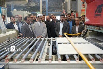 یکی از خطوط تولید شرکت کاشی اصفهان که با حمایت دستگاه قضایی به چرخه تولید بازگشت