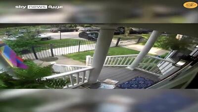 ویدیویی جالب از تنبیه جالب یک سارق با ماهیتابه توسط صاحبخانه! |