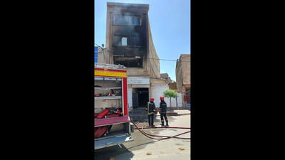 آتش سوزی وحشتناک یک خانه در مشهد !  / 3 ساکن خانه در محاصره مرگ بودند + عکس ها