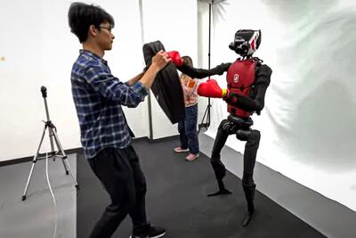 این ربات انسان‌نما از حرکات انسان تقلید می‌کند