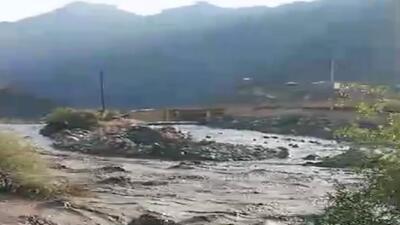 تخریب تنها پل ارتباطی چندین روستا در جاده هراز بر اثر سیلاب + فیلم