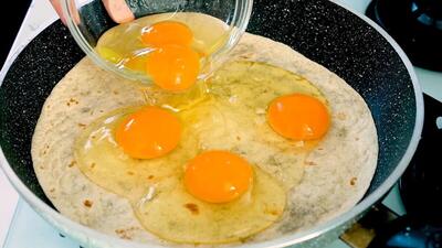 پخت یک میان وعده آلمانی با تخم مرغ و نان تورتیلا (فیلم)